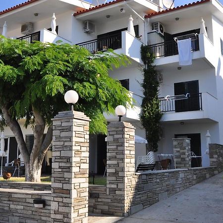 Pansion Alexandros By The Sea Aparthotel Nea Skioni Exterior photo