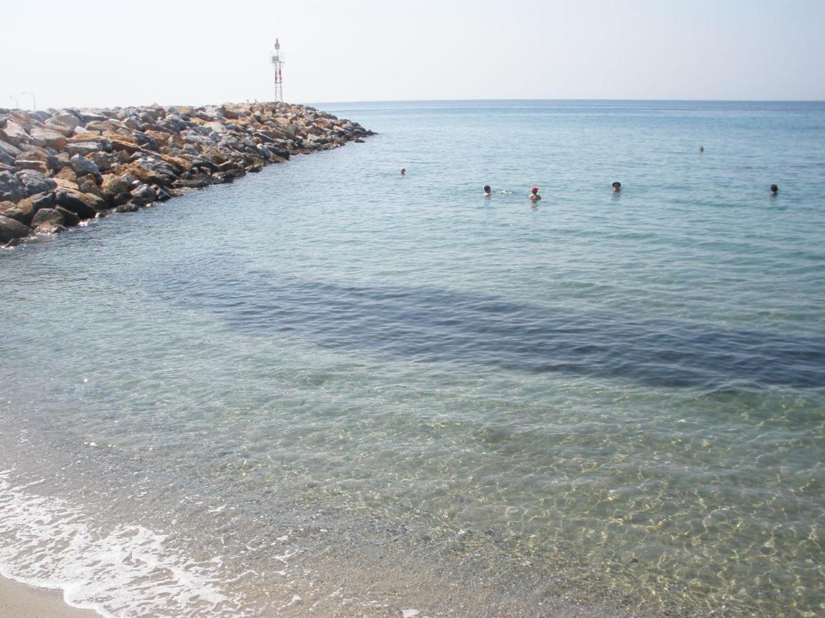 Pansion Alexandros By The Sea Aparthotel Nea Skioni Exterior photo